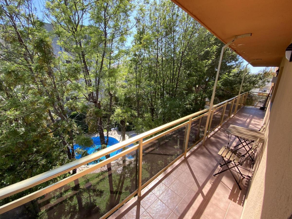 סאלו For A Stay Costa Brava מראה חיצוני תמונה